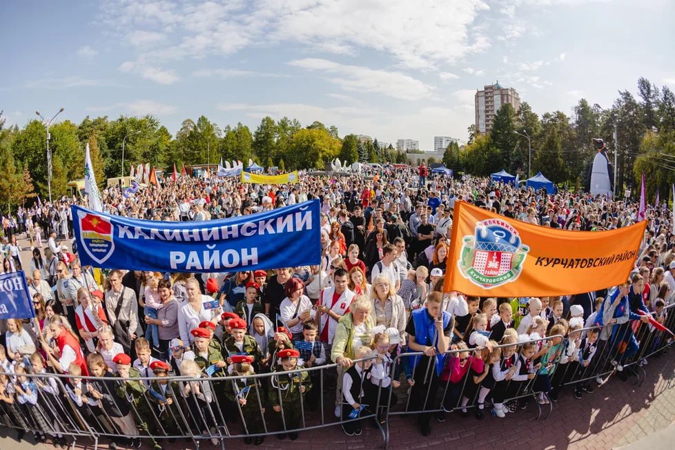 Бесплатные мастер-классы, флешмобы, подарки и тысячи фото: программа 14-го Парада первоклассников