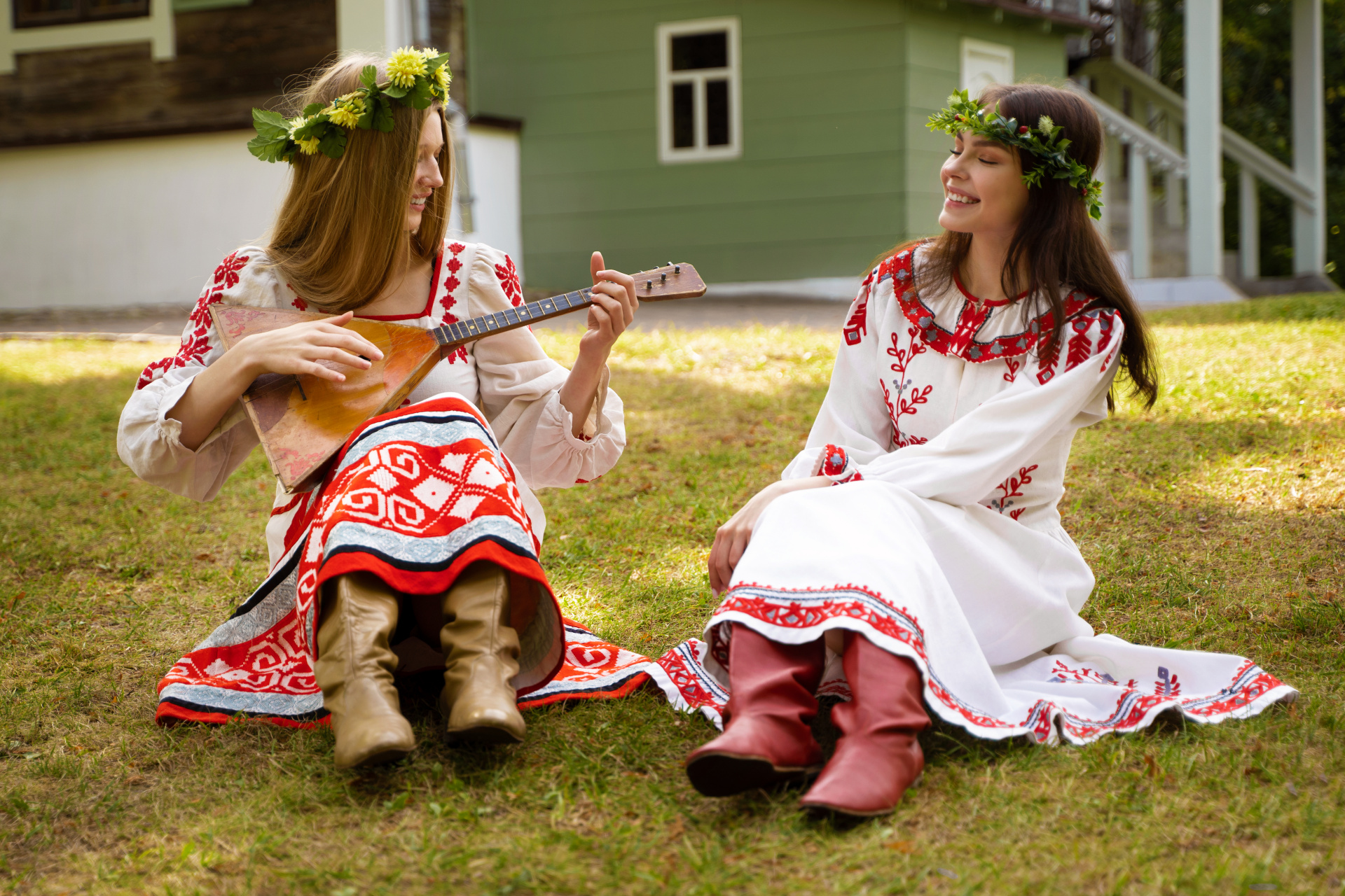 molodye-ludi-veselatsa-vo-vrema-narodnyh-tancev (2).jpg